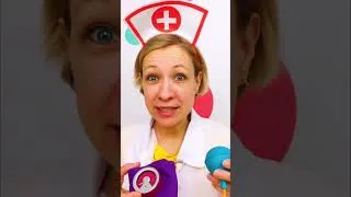 Miniature : Le docteur prend le thermomètre pour mesurer la température du bébé #nounou #jouets #jeux