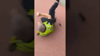Miniature : MAIS QUE FAIT LA POLICE ? DU TOBOGAN ET UNE GAMELLE !