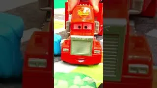 Miniature : Le camion est pressé, mais il doit respecter le code de la route #shorts #pourlesenfants #jeux