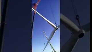 Miniature : Élévation des pales de la seconde éolienne de Namibie !