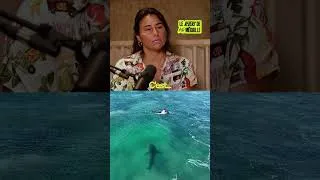 Miniature : LES ATTAQUES DE REQUINS EN SURF ? LA CHAMPIONNE DE SURF JOHANNE DEFAY NOUS EN PARLE #surf