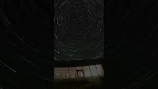 Miniature : Le earthship au milieu d'un filé d'étoiles ! #autonomie #earthship #habitatecologique
