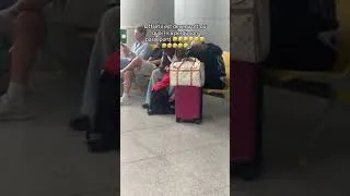 Miniature : OFFSET ( MIGOS ) DES FANS FRANCAIS SE MOQUENT DE LUI EN CROISANT DANS UN AEROPORT