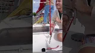 Miniature : On remplace le bas-étai cassé en mer ! #sailinglife #transatlantic #bricolage
