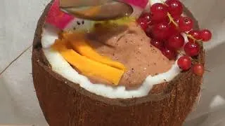 Miniature : Tutoriel : comment dresser un smoothie glacé dans une noix de coco