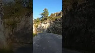 Miniature : Vidéo road trip moto - une route taillée dans la roche #short