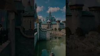 Miniature : Du jour à la nuit, le château du village d’Arendelle se transforme complètement 🤩✨