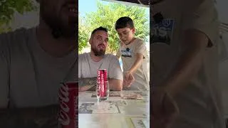 Miniature : Logan doit sortir la canette du verre sans la toucher.