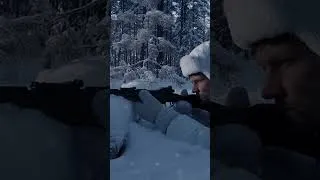Miniature : Il gardait de la neige dans la bouche pour rester invisible