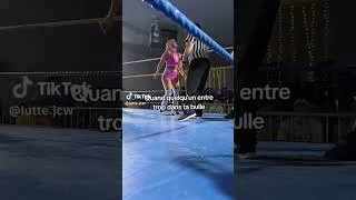 Miniature : Faut garder ses distances avec la Parfaite Caroline 😂👌#humour #prowrestling #intergenderwrestling