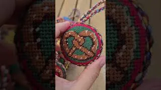 Miniature : Nouveau : kit "puffies" bretzels Sajou en petit point #tapisserie #needlepoint