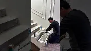 Miniature : Cet ouvrier utilise de la mousse pour poser du carrelage