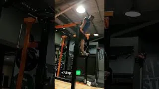 Miniature : J’ai battu mon record en muscle-up lesté.