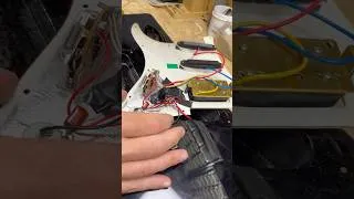 Miniature : Une surprise planquée dans une guitare...