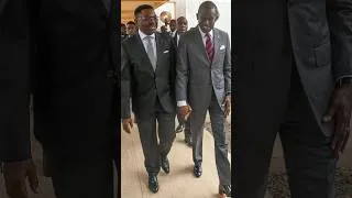 Miniature : Ferdinand Ngoh Ngoh et Oswald Baboke, tout heureux lors de la remise des médailles à la Présidence