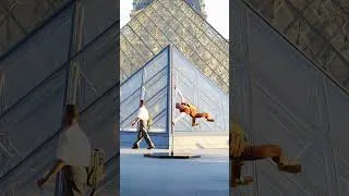 Miniature : Défier la gravité au Louvre 😱👀 #calisthenics #poledance #airwalk #museedulouvre #humanflag #trend
