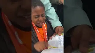 Miniature : 🇨🇮Oumar Diakité fait pleurer un enfant à chaudes larmes après la victoire contre l'Uruguay