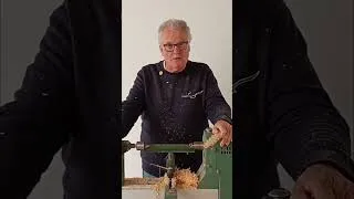 Miniature : La balle de ping-pong en bois ?  #woodturning #humour #bois #tourabois #tournagebois
