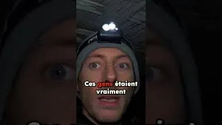 Miniature : Indices paranoïaques sur place : ovnis, reptiliens, barricades et signes de folie