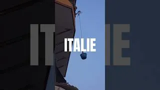 Miniature : À Naples, les seaux remplacent parfois l'ascenseur. Une tradition intelligente #italie #naples