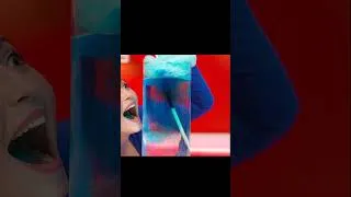Miniature : La fille a fait une boisson à partir de barbe à papa bleue.