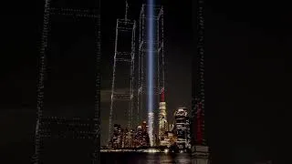 Miniature : En mémoire aux victimes des attentats du 11-Septembre à New York, 2 977 drones lumineux #11settembre