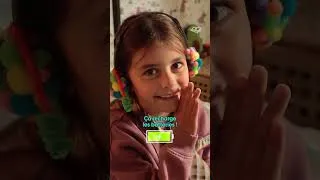 Miniature : Pourquoi votre enfant fait-il le clown dès que vous êtes occupé?