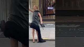 Miniature : Céline Dion chante devant son hôtel avec ses fans !