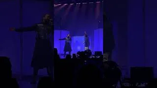Miniature : Slimane et Claudio Capéo interprètent ensemble "Chez toi" sur la scène des arènes de Nîmes