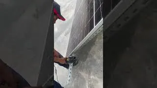 Miniature : Coupe des rails excédentaires à la fin d’installation des panneaux #energiesolaire #panneauxsolaires