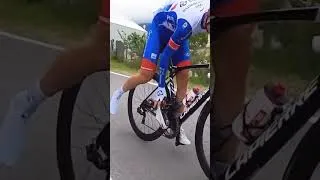 Miniature : 🪨👟🚴‍♂️Il enlève un caillou de sa chaussure en pleine course !
