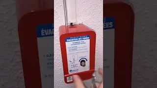 Miniature : Comment refermer le dome tout en haut des escaliers après coupure électricité (boîte rouge incendie)