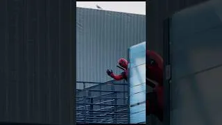 Miniature : DEADPOOL TWERKE SUR DU 90’s À L’AVENGERS CAMPUS ! #disneyland