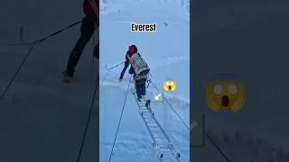 Miniature : Quand tu oublies de faire tes lacets sur l’Everest 😱🏔️
