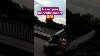 Miniature : à 2 secondes près de perdre son tel sur son scoot