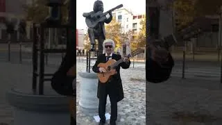Miniature : HOMMAGE MANITAS SOUS SA STATUE PAR BAMBO BALIARDO