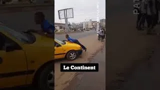 Miniature : Policiers accrochés sur le capot