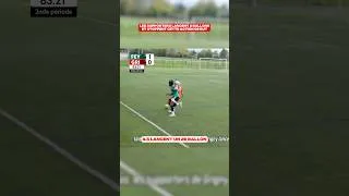 Miniature : Les supporters JETTENT un ballon en PLEIN MATCH, l'arbitre réagit 😮