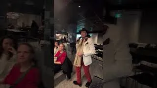 Miniature : Le Chanteur De Rimouski Pierre Harrisson,parle à des étudiantes Française venue étudiée au Québec.