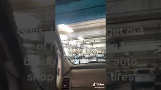 Miniature : Un homme se retrouver bloqué dans sa voiture pendant qu'on change ses pneus au garage