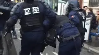Miniature : Un policier blessé évacué pas ses collègues blesse par une de leur propre grenade
