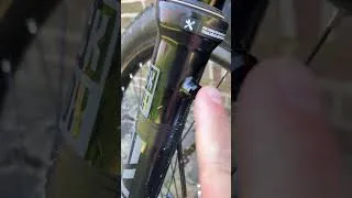 Miniature : Décompression d’air sur une fourche VTT : à quoi servent ces boutons ?