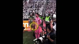 Miniature : rare messi fan's moment