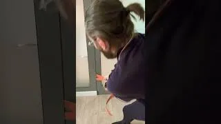 Miniature : Fixation d’une sangle derrière une porte avec une serviette.