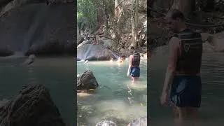 Miniature : Un bassin naturel au pied de la cascade d’Erawan 💦🇹🇭