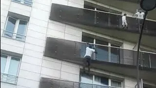 Miniature : IL ESCALADE UN IMMEUBLE POUR SAUVER UN ENFANT !!