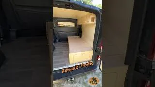 Miniature : Renault Trafic - van aménagé avec mobilier et lit peigne