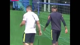 Miniature : NEYMAR QUITTE L'ENTRAINEMMENT SUR UNE BLESSURE