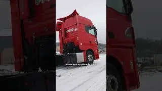 Miniature : Une semi-remorque enlisée dans la neige !