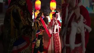 Miniature : Souhaitant les meilleurs vœux avec un “face-changing" Master pour le nouvel an chinois